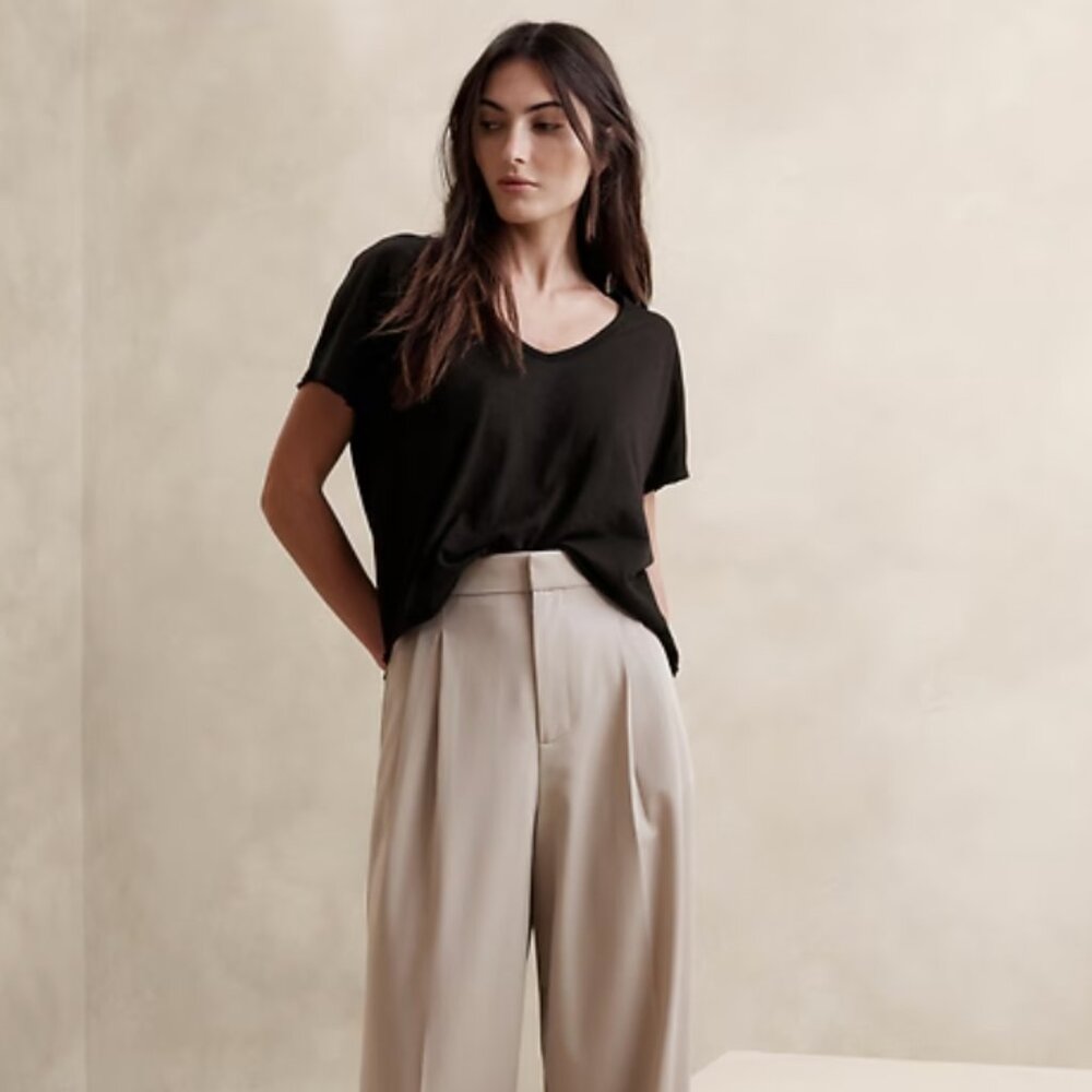 NWOT - Banana Republic - Cozy Slub V-neck T-shirt - Size Small
